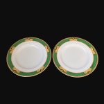 WOODS IVORY WARE ENGLAND - Antigo par de pratos rasos em "Faiança Inglesa Cerca de 1930 +" decorados com faixa e estilizados em tons de verde e amarelo. Borda filetada à Ouro. Selo ao fundo com numeração. Discretos craquelados ao centro, detalhes característicos da Faiança. Exemplar de coleção e em excelente estado. Dimensões: 22 cm diâmetro.