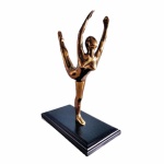 Robusta escultura figurativa "Bailarina" em metal bronzeado sobre base em madeira na cor preto. Exemplar antigo e em excelente estado. Algumas manchas do tempo. Dimensões: 35 cm x 25 cm.