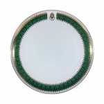 SCHMIDT - Antigo e elegante PRATO RASO em fina porcelana, decorada com faixa verde e estilizados à Ouro. Pertencente ao Exército Brasileiro. Exemplar de coleção e em perfeito estado. Dimensões: 27 cm x 3 cm.