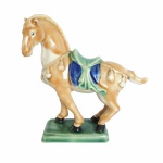 ARTE ORIENTAL - Delicado cavalo em porcelana esmaltada e policromada com ricos detalhes. Exemplar de coleção e em perfeito estado. Dimensões: 14,5 cm x 14 cm x 6 cm.