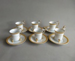 Elegante conjunto com 6 xícaras para cafezinho em porcelana esmaltada, decoradas com faixas douradas e realces pintados à Ouro. Modelo com 3 pés curtos. Capacidade para 50 ml.