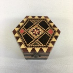 Delicada e bela caixa em madeira marchetada, formato  hexagonal. Exemplar em excelente estado. Dimensões: 6 cm x 10 cm x 9 cm.