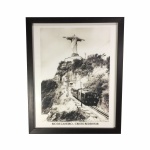 Antiga  e bela reprodução fotográfica "Cristo Redentor e trem do Corcovado" com moldura na cor preta. Acompanha vidro de proteção. Exemplar em excelente estado. Dimensões: 54 cm x 44 cm x 2,5 cm.