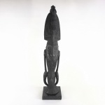 ARTE AFRICANA - Escultura Tribal em madeira talhada rematada com riquíssimos detalhes. Base em mármore. Exemplar em excelente estado. Dimensões: 47 cm altura / Base 10 cm x 10 cm. 