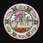 CHINA - Antigo e belo  prato de coleção em fina porcelana, decorado com imagens de  "PARTIDA JOGO DE TABULEIRO", ladeada por arranjos florais e arabescos. Ricos detalhes pintados à Ouro. Exemplar em excelente estado. Dimensões: 26 cm.