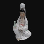 KUAN YIN - Antiga escultura em porcelana esmaltada representando "DEUSA DA MISERICÓRDIA". Exemplar de coleção e em excelente estado. Dimensões: 24 cm x 14 cm x 11 cm.