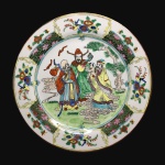 ARTE ORIENTAL - Belo e antigo medalhão de coleção em porcelana pintado à mão. Rica policromia. Exemplar em excelente estado. Dimensões: 27 cm diâmetro.