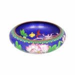 ARTE ORIENTAL - Antigo centro de mesa CLOISONNÉ esmaltado e policromado, decorado com peônias, pássaro, arabescos e estilizados sobre fundo azul. Exemplar de coleção. Dimensões: 25 cm x 8 cm. A técnica Cloisonné é de origem Bizantina e foi introduzida na China no século XIV / Dinastia Ming. Sobre um objeto fabricado em metal, geralmente em cobre, aplicava-se um conjunto de finos fios dourados formando os contornos dos motivos desejados. Os favos, ou "cloisons", eram depois preenchidos com esmaltes coloridos, fortemente comprimidos e polidos até atingirem o acabamento desejado.