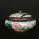 ARTE ORIENTAL - Antigo centro de mesa CLOISONNÉ esmaltado e policromado, decorado com peônias ,pássaro, arabescos e estilizados sobre fundo branco. Exemplar de coleção. Dimensões: 21 cm x 12 cm. A técnica Cloisonné é de origem Bizantina e foi introduzida na China no século XIV / Dinastia Ming. Sobre um objeto fabricado em metal, geralmente em cobre, aplicava-se um conjunto de finos fios dourados formando os contornos dos motivos desejados. Os favos, ou "cloisons", eram depois preenchidos com esmaltes coloridos, fortemente comprimidos e polidos até atingirem o acabamento desejado.