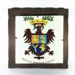 ITÁLIA - Antiga placa em cerâmica, emoldurada, com pintura ao centro do Brasão da Província Regionale di Palermo. Exemplar em excelente estado. Dimensões: 26,5 cm x 26,5 cm x 4,5 cm.