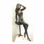 Grandiosa e bela escultura  em Petit bronze de mulher  seminua apoiada sobre banqueta em pose sensual.  Ricos detalhes. Dimensões: 62 cm altura / 5,600 kg.