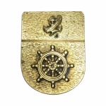 Antigo escudo do "Distintivo da Diretoria Geral do Pessoal da Marinha" em bronze, boleado, exibindo campo com roda de leme; no chefe, âncora, em pala, com pena. Exemplar de coleção e em excelente estado. Dimensões: 10,5 cm x 8,5 cm / 330 g.