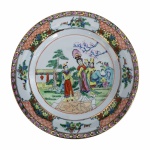 CHINA - Antigo e belo  prato de coleção em fina porcelana, decorado com imagens de  "MULHERES CONVERSANDO COM CRIANÇAS NO COLO", ladeadas por arranjos florais e arabescos. Ricos detalhes pintados à Ouro. Exemplar em excelente estado. Dimensões: 26 cm.