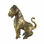 Antigo Cão de fó em bronze, possivelmente Dinastia Qing. Exemplar de coleção. Dimensões: 13 cm altura.