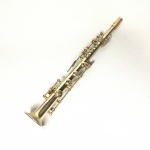 MINIATURA - Clarinete em metal dourado com ricos detalhes. Exemplar de coleção e em excelente estado. Dimensões: 15,5 cm comprimento.