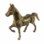 Cavalo em bronze em posição de galope com belíssimos detalhes. Exemplar em excelente estado. Dimensões: 17 cm x 20,5 cm x 4,5 cm.