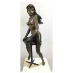 Grandiosa e bela escultura  em Petit bronze de mulher  seminua apoiada sobre banqueta. Ricos detalhes. Dimensões: 62 cm altura / 5,800 kg.