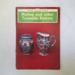 SHIRE ALBUM -  MALING AND OTHER TYNESIDE POTTERY / R. C. BELL - Livro de coleção de número 170, escrito em Inglês, com 32 páginas contendo informações e ilustrações em preto de Travessas, sopeiras, pratos e relação de marcas de fabricantes de 1817 à 1975. Publicado pela editora SHIRE em 1986. Exemplar em excelente estado. Dimensões: 21 cm x 15 cm.