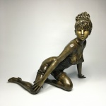 Robusta e bela escultura  em Petit bronze de mulher em posição sensual. Ricos detalhes. Dimensões: 35 cm altura / 4,500 kg.