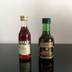 MINIATURAS - Duas garrafas de bebidas ( HARVEYS BRISTOL MEDIUM DRY e CAMPARI). Exemplares de coleção e em excelente estado. Dimensões: 10 cm e 11 cm.