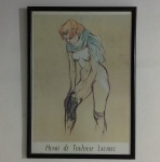 HENRI DE TOULOUSE LAUTREC - Grande gravura impressa emoldurada "Mulher que levanta sua meia". Exemplar em excelente estado. Dimensões: 60 cm x 90 cm. Não enviamos com moldura.