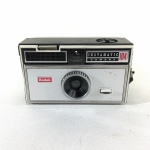 KODAK - Antiga máquina de fotografia, modelo Instamatic 104. Não foi testado. Exemplar de coleção. Dimensões: 6,5 cm 10,5 cm 5 cm.