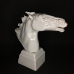 Busto de  cavalo em porcelana esmaltada com inscrição "Garanhão" na parte inferior. Apresenta bicados. Dimensões: 20 cm x 19 cm x 7 cm.