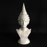 Busto em cerâmica esmaltada na cor branco de figura Oriental, ostentando parte superior no formato cônico. Presença de pequenos bicados. Dimensões: 30 cm altura.