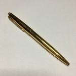 PARKER - Caneta esferográfica, modelo dourado. Falta carga de tinta. Possui pequenos arranhados. Exemplar parte de coleção.13 cm comprimento.