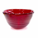 Lindo e robusto Bowl em pasta de vidro em tom de vermelho decorado com aspirais na cor branco. Exemplar em excelente estado. Dimensões: 11 cm x 20 cm.