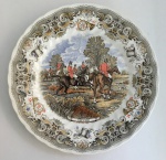 CHURCHILL - ENGLAND -  Hunting scenes by J.F Herring. Antigo Prato em porcelana esmaltada, decorado com cena de Cavalaria ao centro e ladeado por riquíssimos detalhes.  Exemplar em excelente estado. Dimensões: 25,5 cm diâmetro.