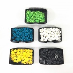 GROW - Peças para jogos de tabuleiro em plástico rígido nas cores branco, preto, azul, amarelo e verde. Acompanha estojos originais. Dimensões 10 mm x 4 mm.