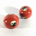 Bolas BAODING Cloisonné na cor vermelho com simbolos Yin-yang. Acompanha caixa original. Exemplar em excelente estado. Dimensões: 4,5 cm diâmetro. Teriam sido criadas na dinastia Ming (1368-1644) pelo ferreiro Wang Meng Shen, que por sua realização recebeu a função de artesão imperial. Segundo a medicina tradicional chinesa, seu manuseio estimularia a circulação de energia pelos meridianos que passam pelas mãos, colaborando para aliviar o estresse e outras dores.