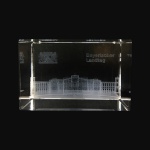 Elegante bloco de cristal lapidado  com imagem  do parlamento do estado da Baviera "Bayerischer Landtag" em 3D. Ricos detalhes. Acompanha case original. Exemplar em perfeito estado. Dimensões: (Bloco) 3,5 cm x 4,5 cm x 5,5 cm.