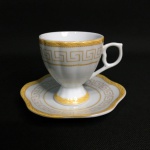 Bela xícara para café em porcelana decorada com faixa grega, estilizados em amarelo e detalhes pintados à Ouro 22k. Exemplar em excelente estado. Dimensões: Xícara 6,5 cm altura / Pires 11 cm diâmetro. 