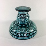 GHARISSI SAFI - THE CARAVAN COLLECTION -  Belíssima base circular em cerâmica esmaltada azul turquesa decorada com faixas Gregas e geométricos. Exemplar em excelente estado.  Dimensões: 12,5 cm x 16 cm.