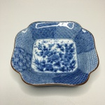 ARTE ORIENTAL - Bowl em porcelana decorado com flores e estilizados em tons de azul. Exemplar em excelente estado. Dimensões: 4 cm x 12,5 x 14 cm.