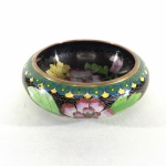 ARTE ORIENTAL - Belo e antigo bowl Cloisonné, decorado com Flores silvestres sobre fundo preto. Dimensões: 13 cm diâmetro x 4,5 cm altura. A técnica cloisonné é de origem bizantina e foi introduzida na China no século XIV. Sobre um objeto fabricado em metal, geralmente em cobre, aplicava-se um conjunto de finos fios dourados formando os contornos dos motivos desejados. Os favos, ou "cloisons", eram depois preenchidos com esmaltes coloridos, fortemente comprimidos e polidos até atingirem o acabamento desejado.