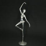 Estatueta de Bailarina em metal cinzelado apoiada sobre base circular.  Exemplar em excelente estado. Dimensões: 36 cm altura.