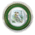 BAVÁRIA - Antiga e suntuosa saladeira em fina porcelana Alemã decorada ao centro com "Damas e Querubins no Jardim" e ladeada por larga faixa na cor azul. Borda ondulada e detalhes gravados à Ouro 22k. Exemplar de coleção e em excelente estado. Dimensões:  26 cm x 7 cm.