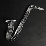 Elegante miniatura de Saxofone em cristal Europeu com  detalhes jateados. Exemplar em perfeito estado. Dimensões:  23,5 cm x 4,5 cm.