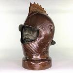 Antiga escultura em metal cinzelado representando busto de soldado medieval, rico em detalhes. Capacete em tom escuro e envernizado. Exemplar em excelente estado. Dimensões: 19 cm x 11 cm x 14 cm.