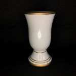 Antigo vaso em cerâmica esmaltada de branco decorado com linhas em dourado. Exemplar em excelente estado. Dimensões: 17 cm x 10 cm.