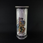 ARTE ORIENTAL  - Antigo vaso em cerâmica esmaltada e policromada, bojo comprido, decorado ao centro com imagem de Jovem oriental, rematado com faixas pretas e detalhes perolados. Exemplar em excelente estado. Dimensões: 26 cm.