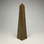 Obelisco em madeira nobre. Exemplar de coleção e em excelente estado. Dimensões: 21 cm x 4 cm x 4 cm.