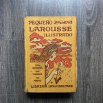 LAROUSSE - Antigo dicionário publicado em 1928 , adaptação em Espanhol,  capa dura em tecido em tom de amarelo. Total de 1528 páginas. Presença de manchas amareladas. Exemplar de coleção. Dimensões: 6 cm x 14 cm x 20 cm.