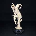 Bela estatueta de figura Oriental tocador de Flauta sobre fixado em base no formato sextavado. Feita de material sintético rígido nas cores preto e marfim. Riquíssimos detalhes. Exemplar em excelente estado. Dimensões: 23 cm altura.