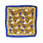 Belíssimo Lenço estilo VERSACE, modelo Barroco, estampado com figuras de folhas de acanto em tons de amarelo, mandalas e pele de onça sobre fundo branco e azul Royal. Ricos detalhes. Exemplar em excelente estado. Dimensões: 100 cm x 100 cm.