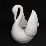 Belo e delicado Cisne branco em biscuit. Exemplar em excelente estado. Dimensões: 16 cm x 15 cm x 12 cm.