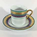 Elegante xícara e pires para café em fina porcelana decorada com faixas em tons de verde, azul, lilás e vermelho. Detalhes pintados à Ouro 22k. Dimensões: 5,5 cm x 7,5 cm / Pires 11 cm diâmetro.